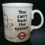 En mugg från London Transport Museum med texten ”You can’t beat the system”.