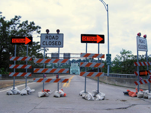 Bild av avstängd väg och bro med hänvisning till alternativ väg. Foto: Christine-592, Flickr. CC BY-ND 2.0.